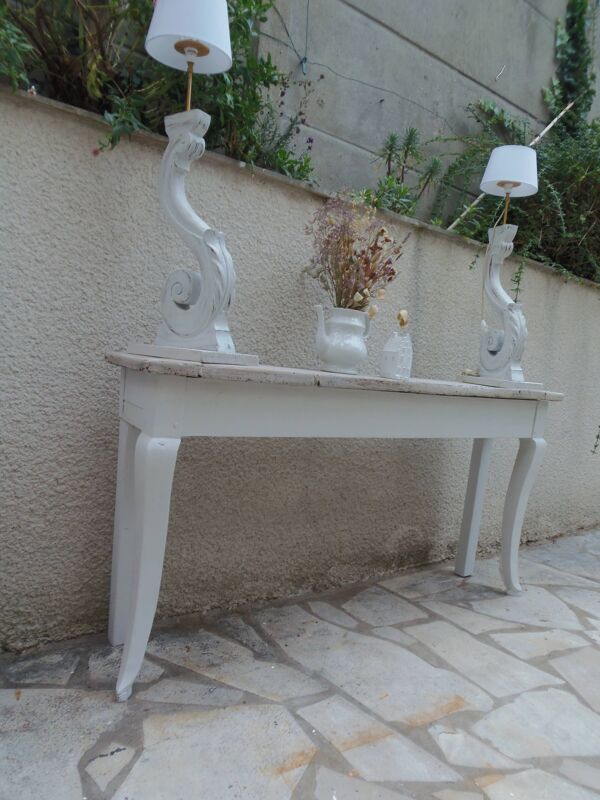 Console au piètement patiné gris coton, plateau en noyer blanchi.