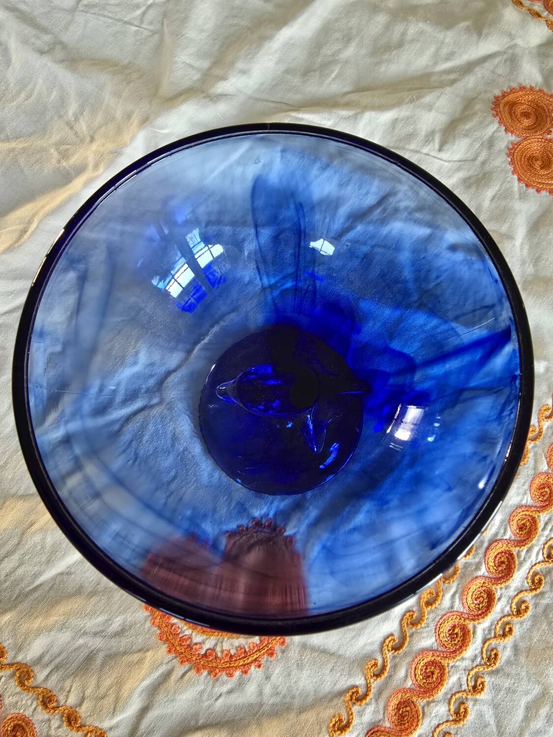 Coupe vintage La Rochère bleu cobalt sur pied