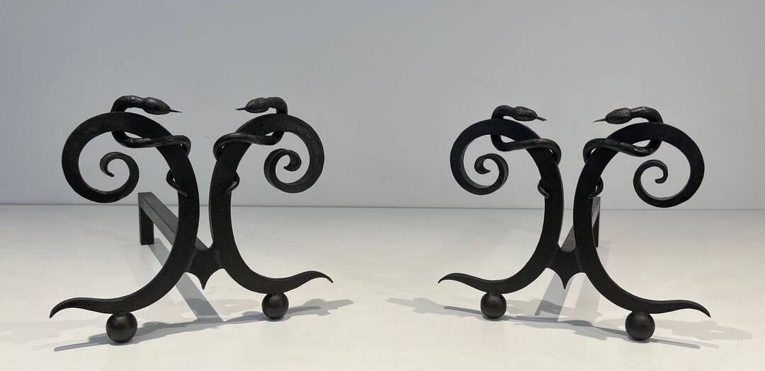 Paire de Chenets en Fer Forgé Modèle aux Serpents dans le Goût d’Edgar Bran