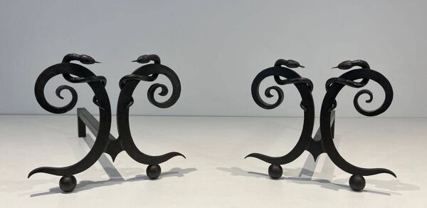 Paire de Chenets en Fer Forgé Modèle aux Serpents dans le Goût d’Edgar Bran