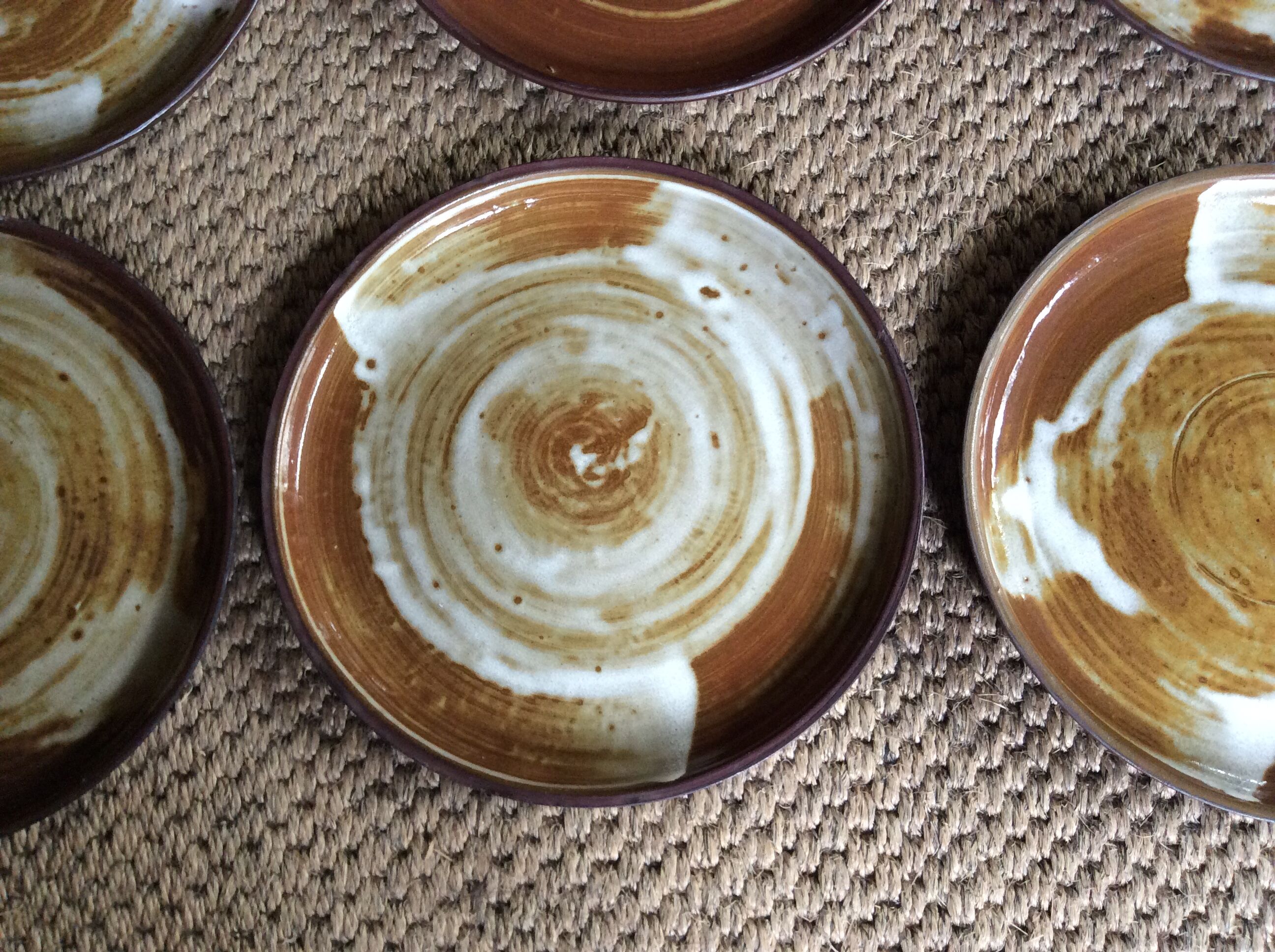 Série de 12 assiettes plates en grès