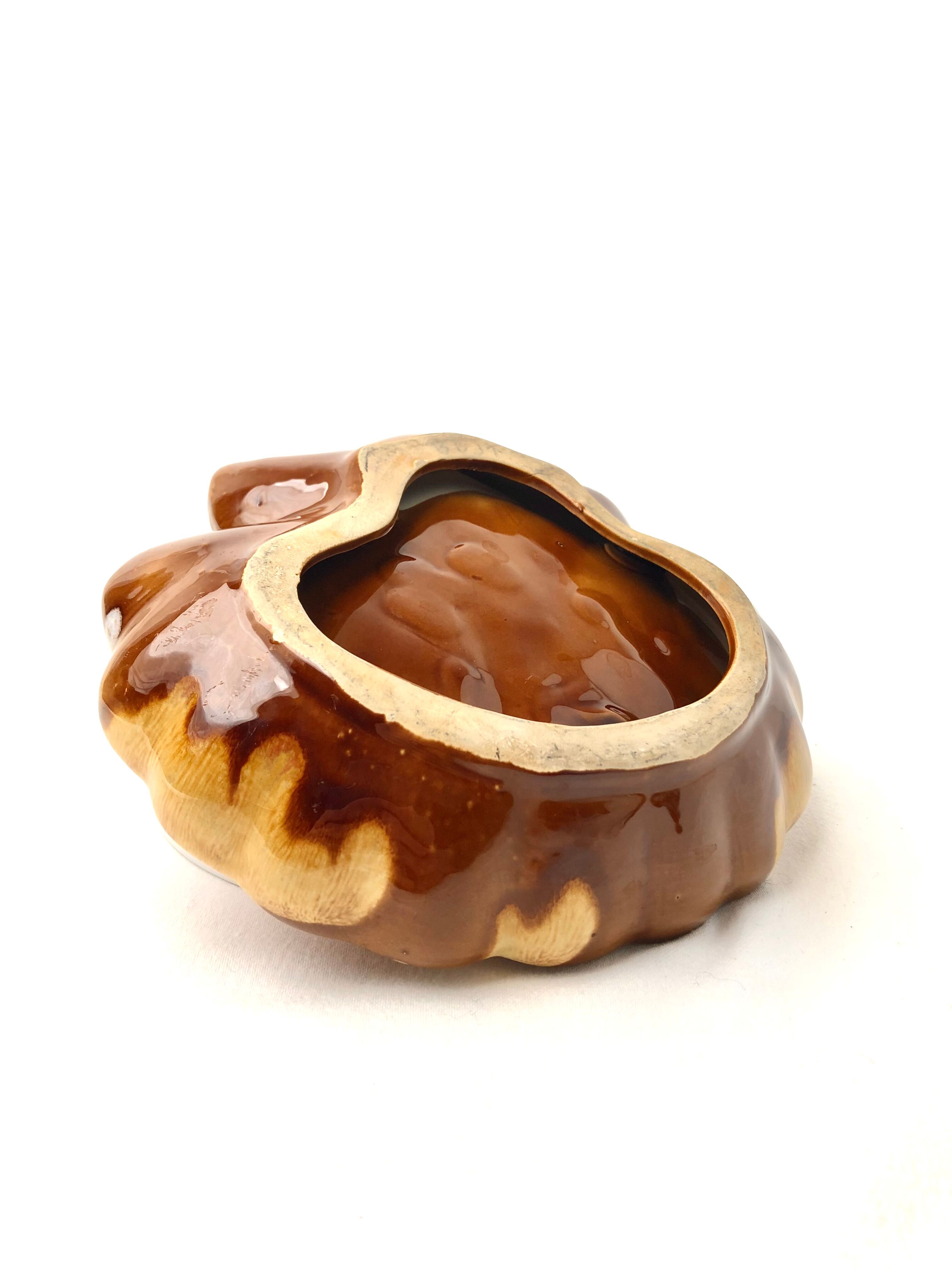 Empty old vintage pocket in the shape of a shell 🐚