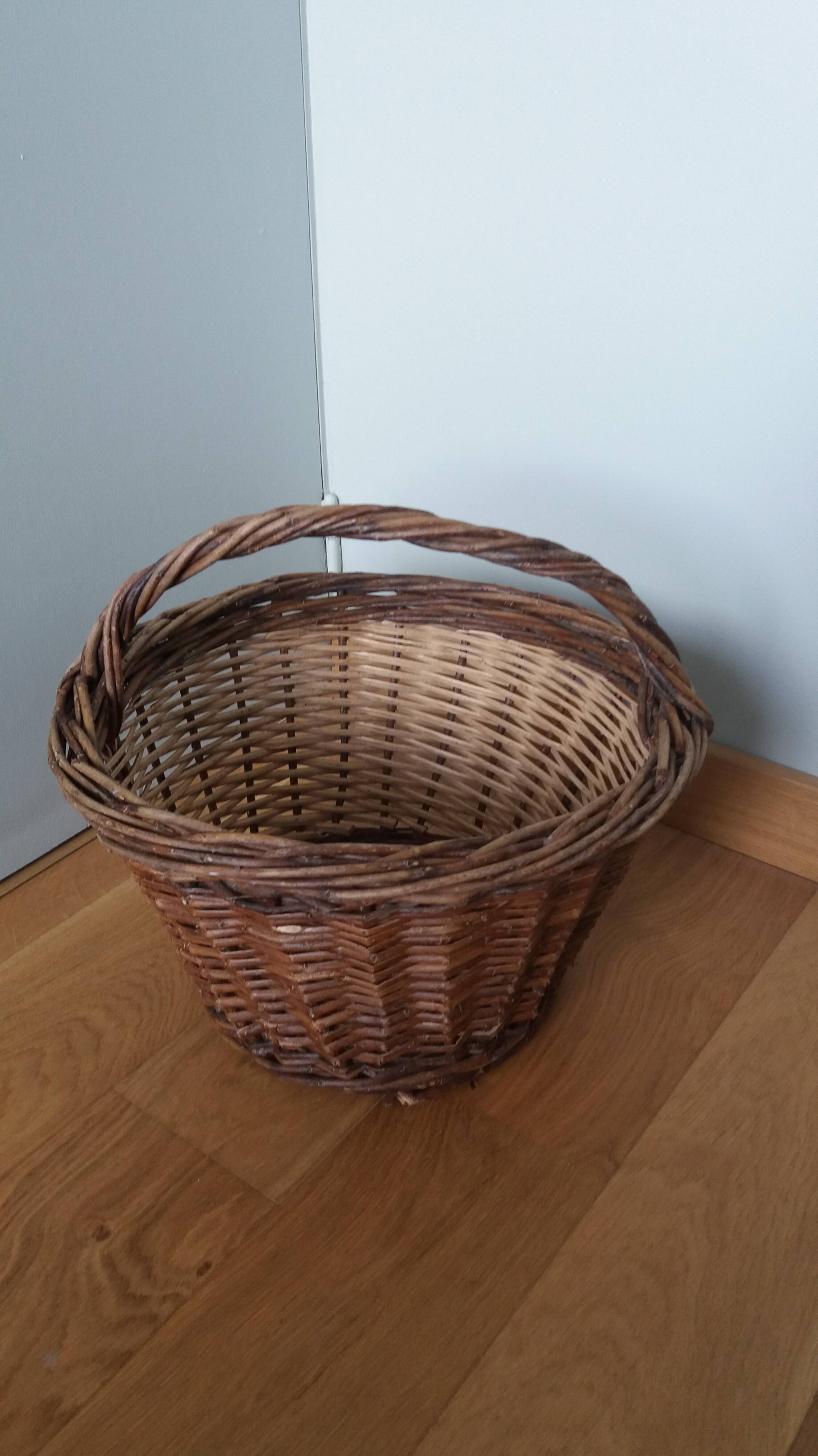 Woven wicker basket with handle