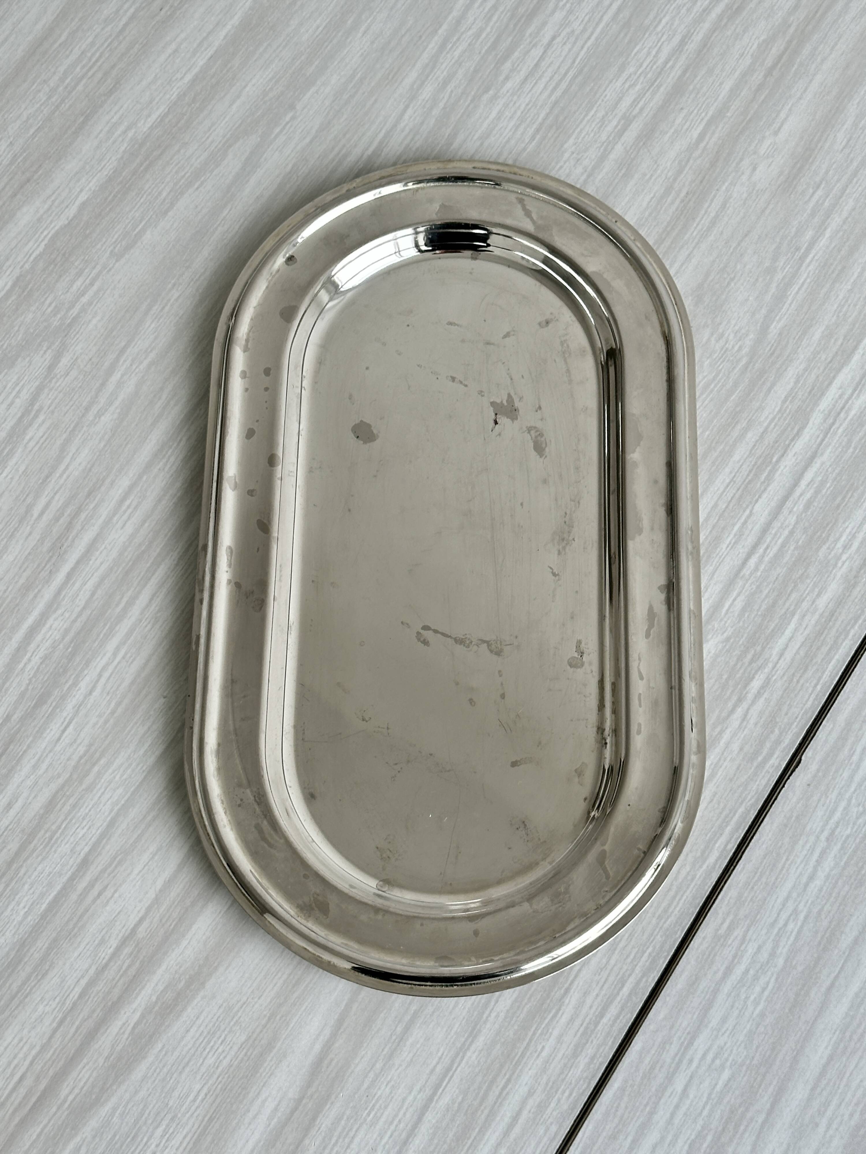 Petit plateau ovale vintage en métal léger brillant