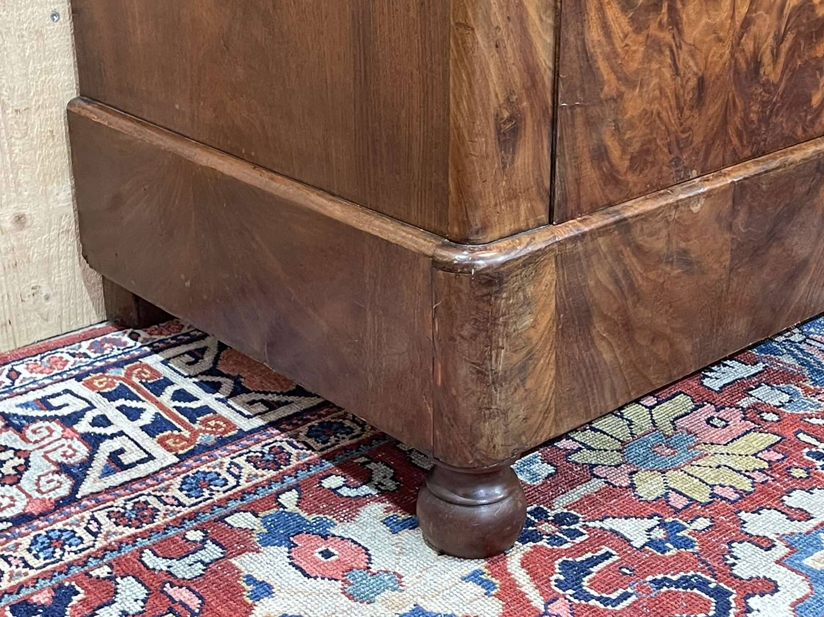 19th century Restoration chest of drawers in mahogany and marble top