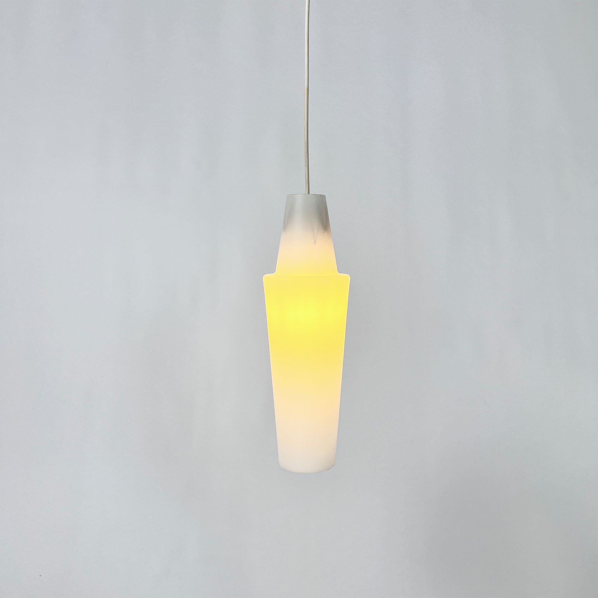 Ensemble de 2 calices en verre opalin du milieu du siècle, 1960