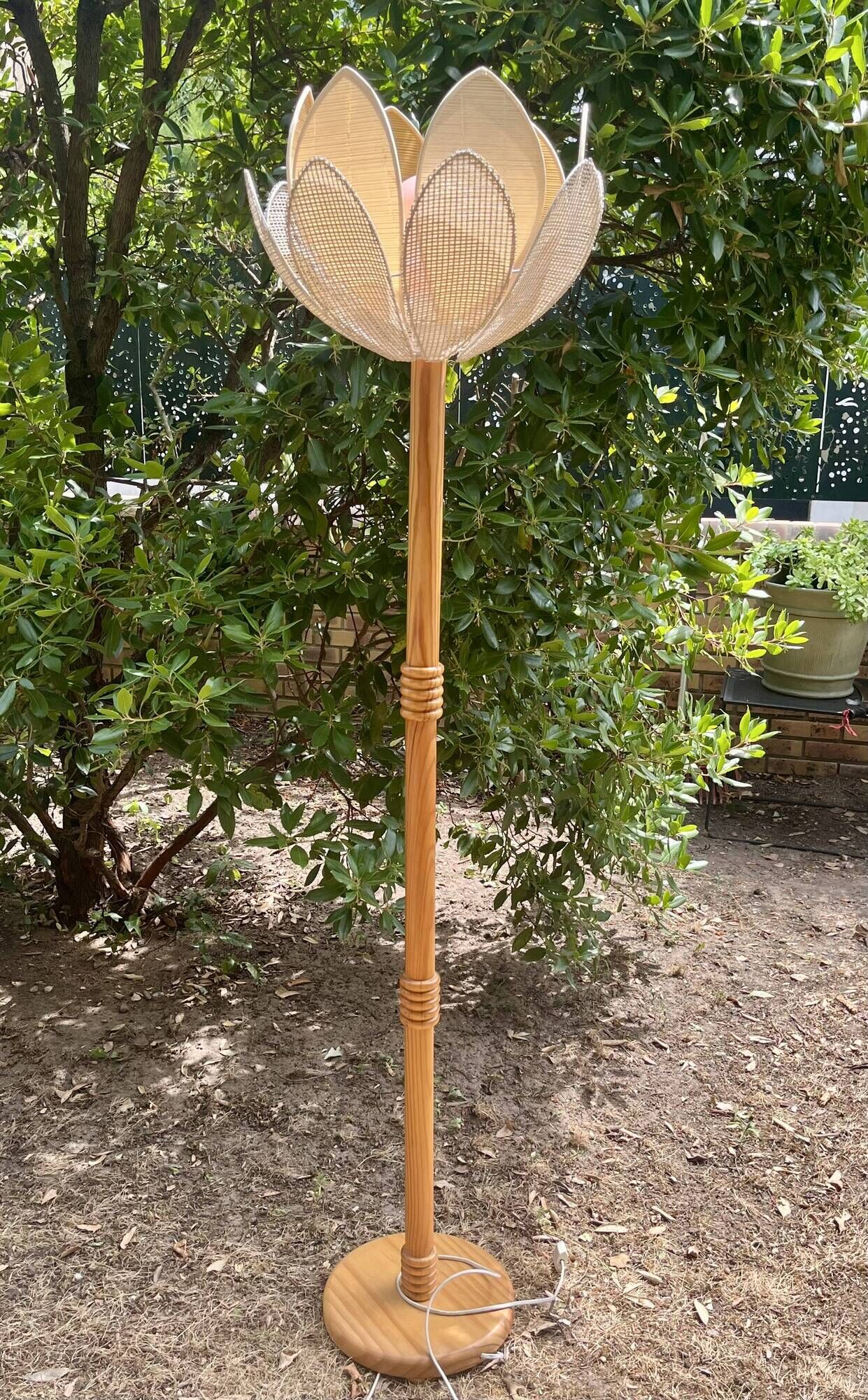 Large flower floor lamp in turned wood – Vintage – 70s/80s spirit