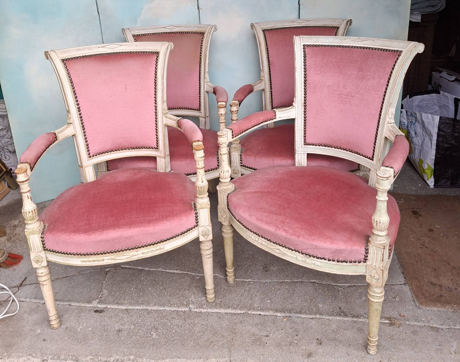4 fauteuils Directoire en velours rose