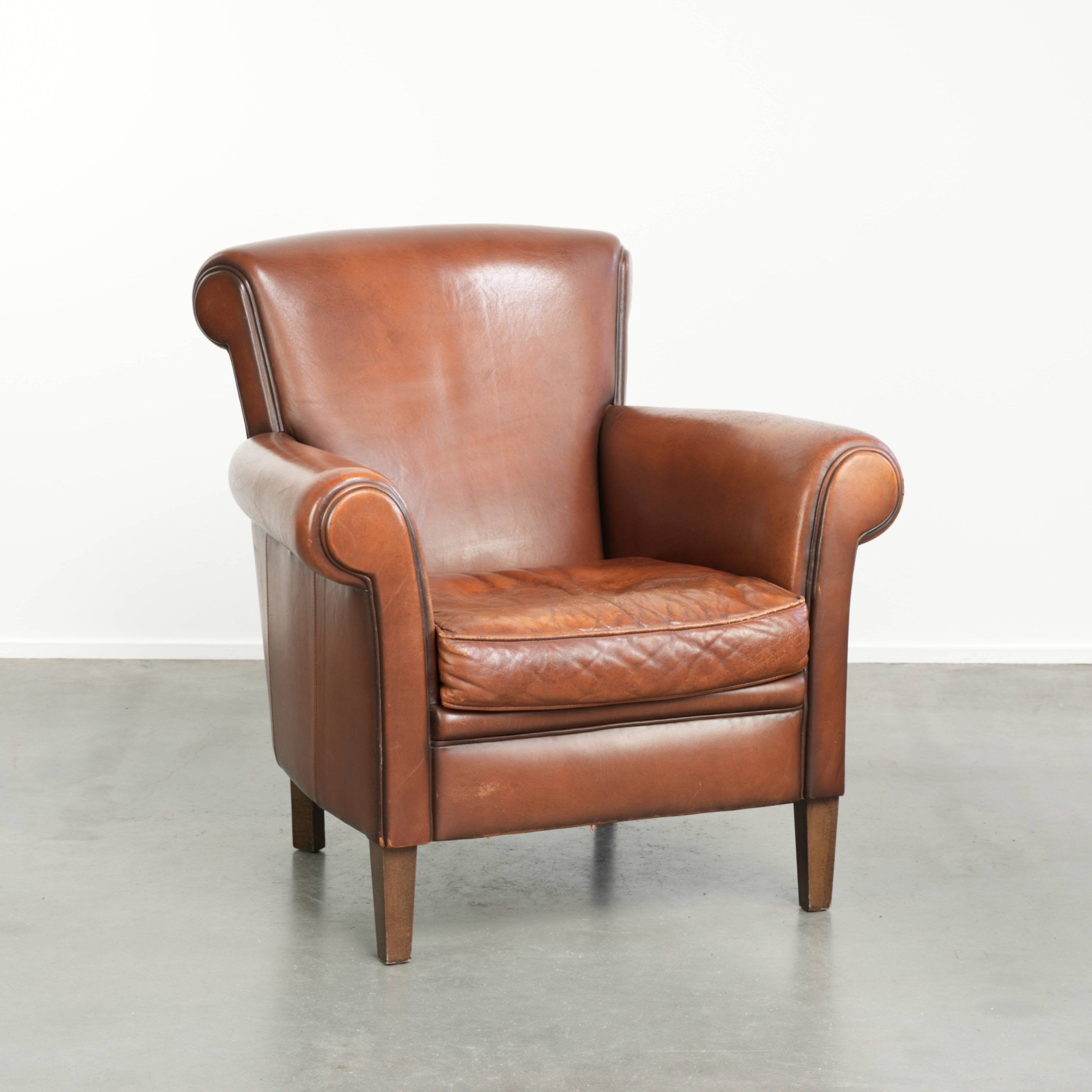 Fauteuil en peau de mouton confortable avec une finition élégante.
