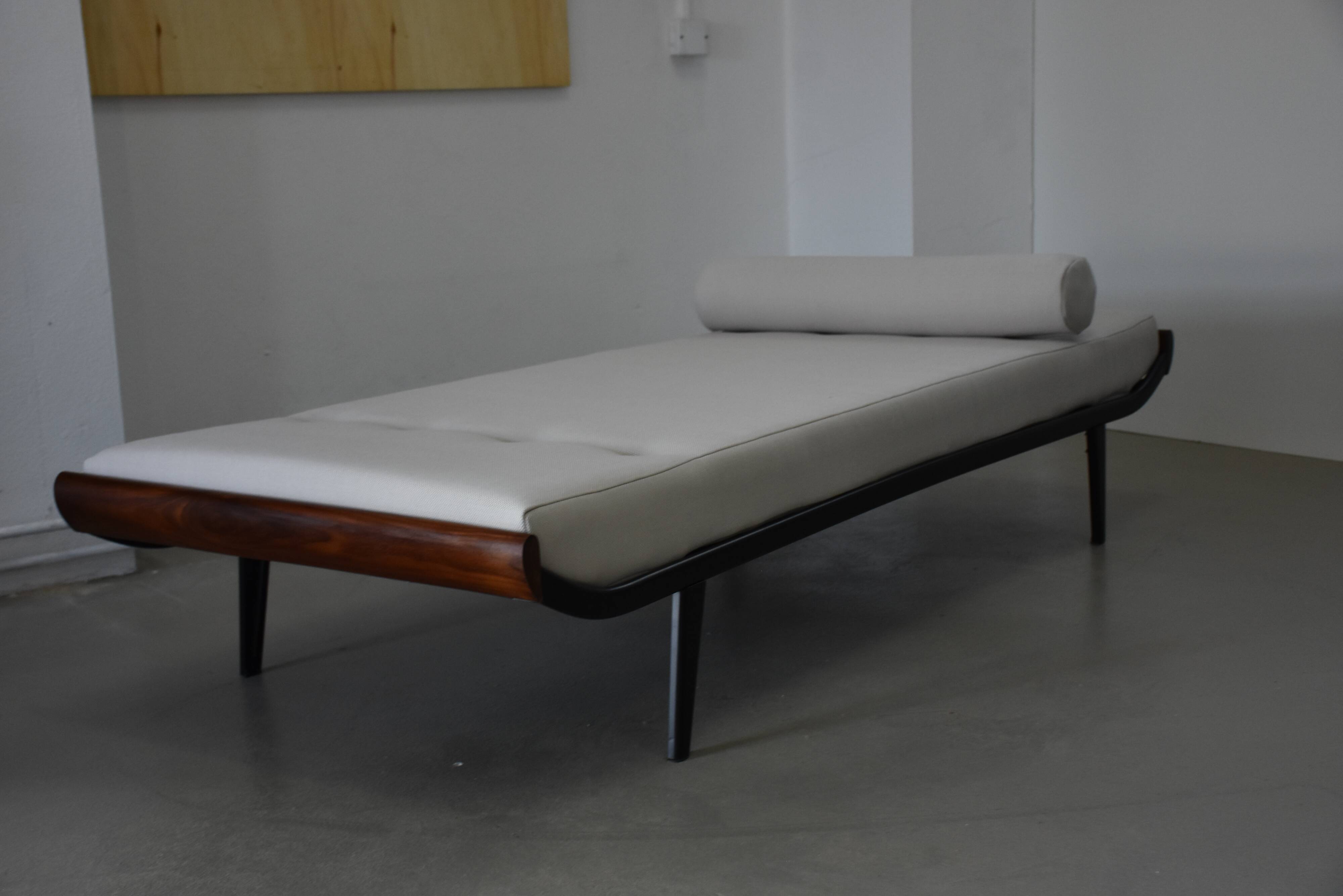 Méridienne Cléopâtre restaurée au design du milieu du siècle par D. Cordemeijer