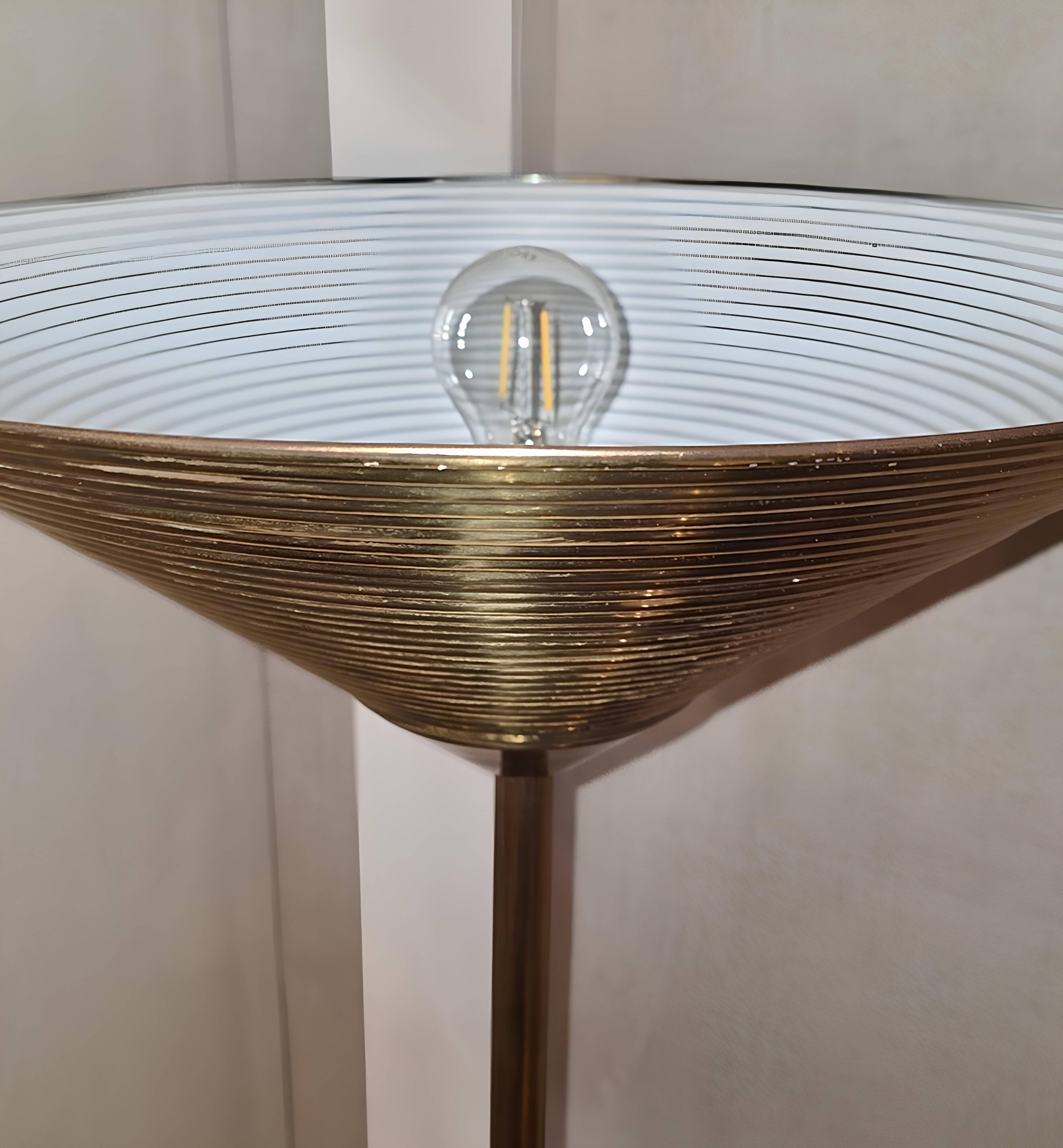 Lampadaire torchière en laiton Travail italien, circa 1965–1975
