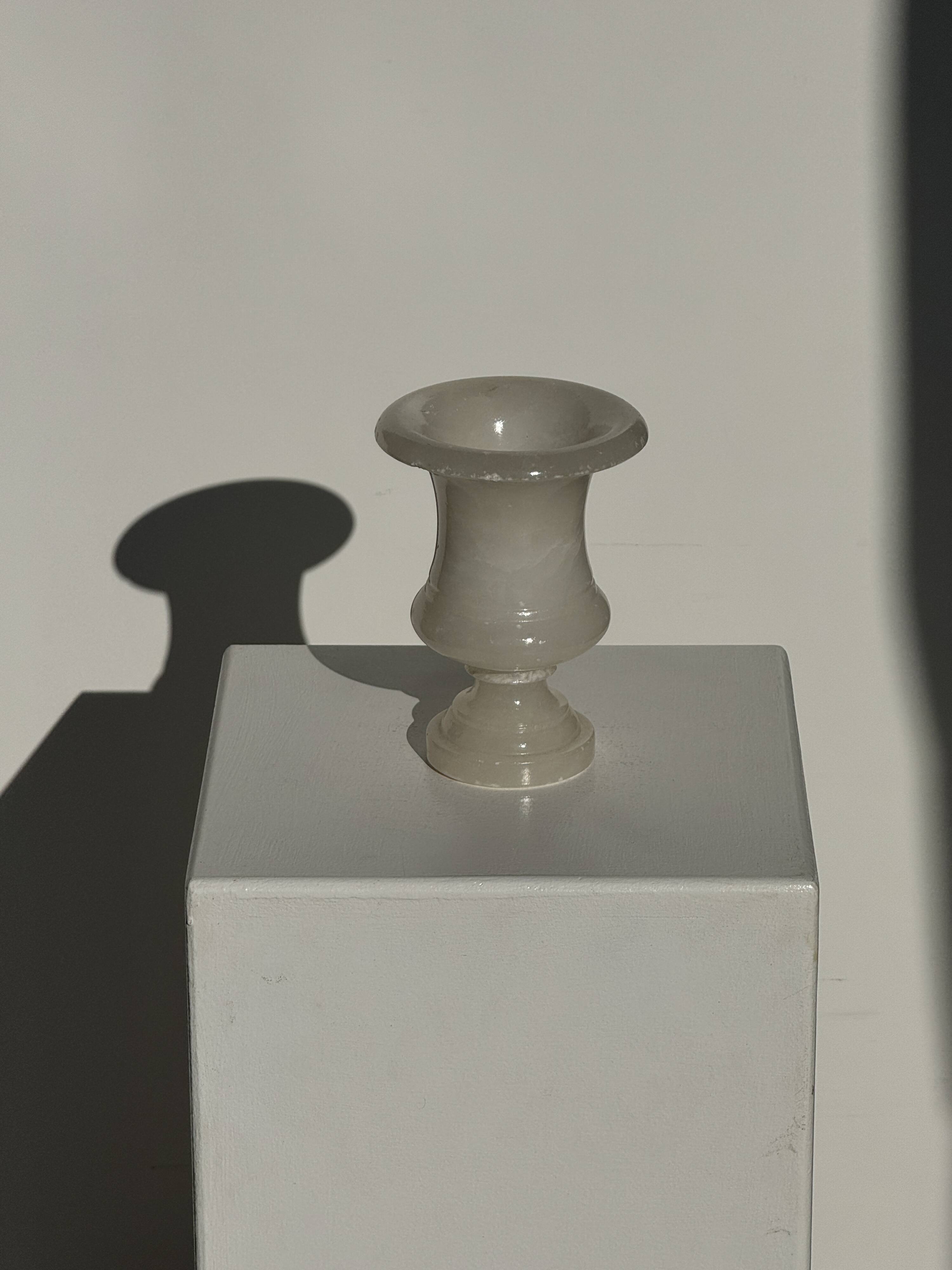 Small Médicis vase in alabaster H15.5 D11