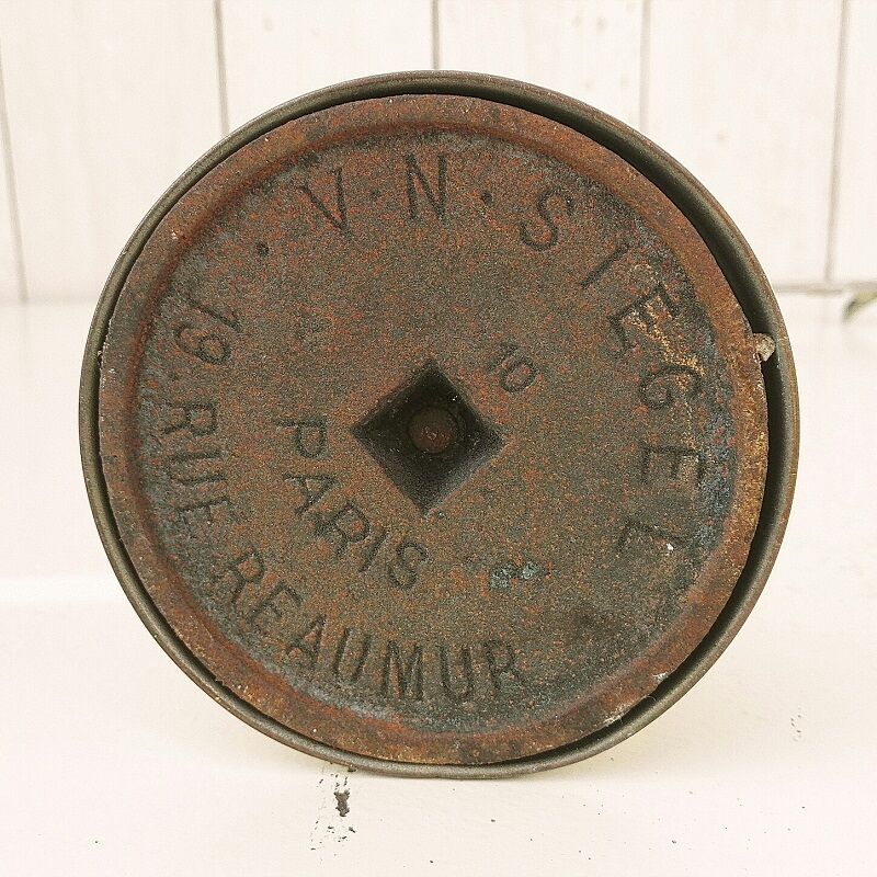 Hat-wearing, designer display, Siegel Paris