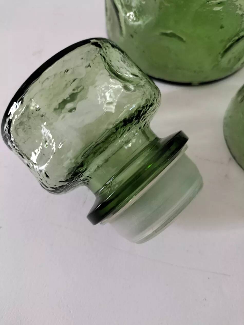 Carafe et gobelets assortis en verre moulé