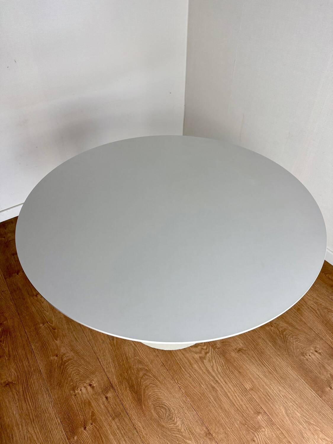 White round tulip-legged table attributed to Arkana