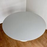 Table ronde blanche pied tulipe attribuée à Arkana