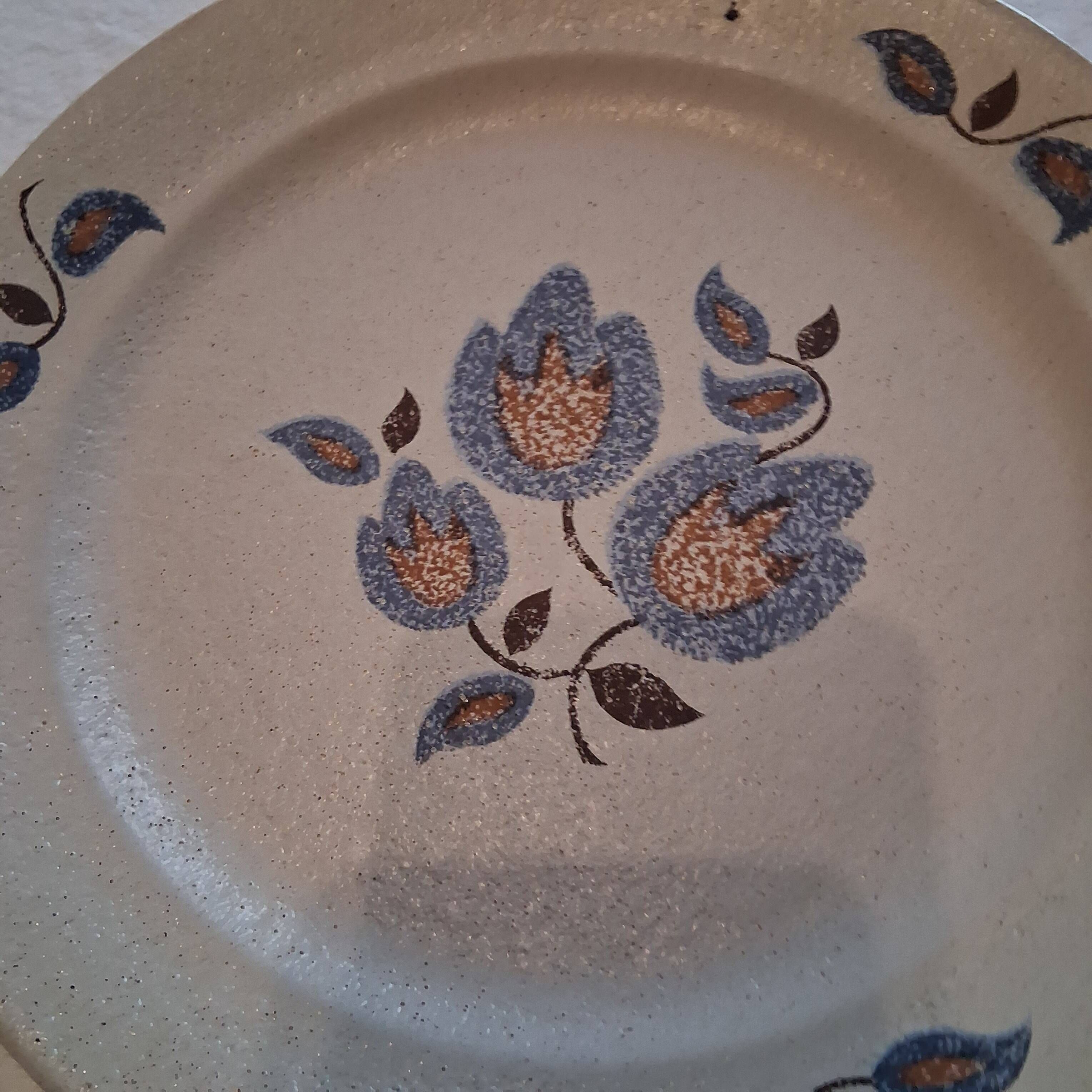 Set of 8 flat plates from St Amand model "Sologne" in good condition.