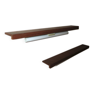 Paire d'étagères en teck danois avec lampes murales, années 1960.