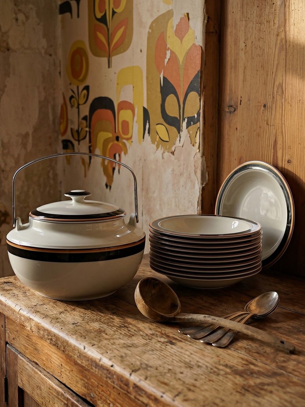 Vintage soup service from the 70s-80s Arabia Finland Reimari by Inkeri Leivo.
