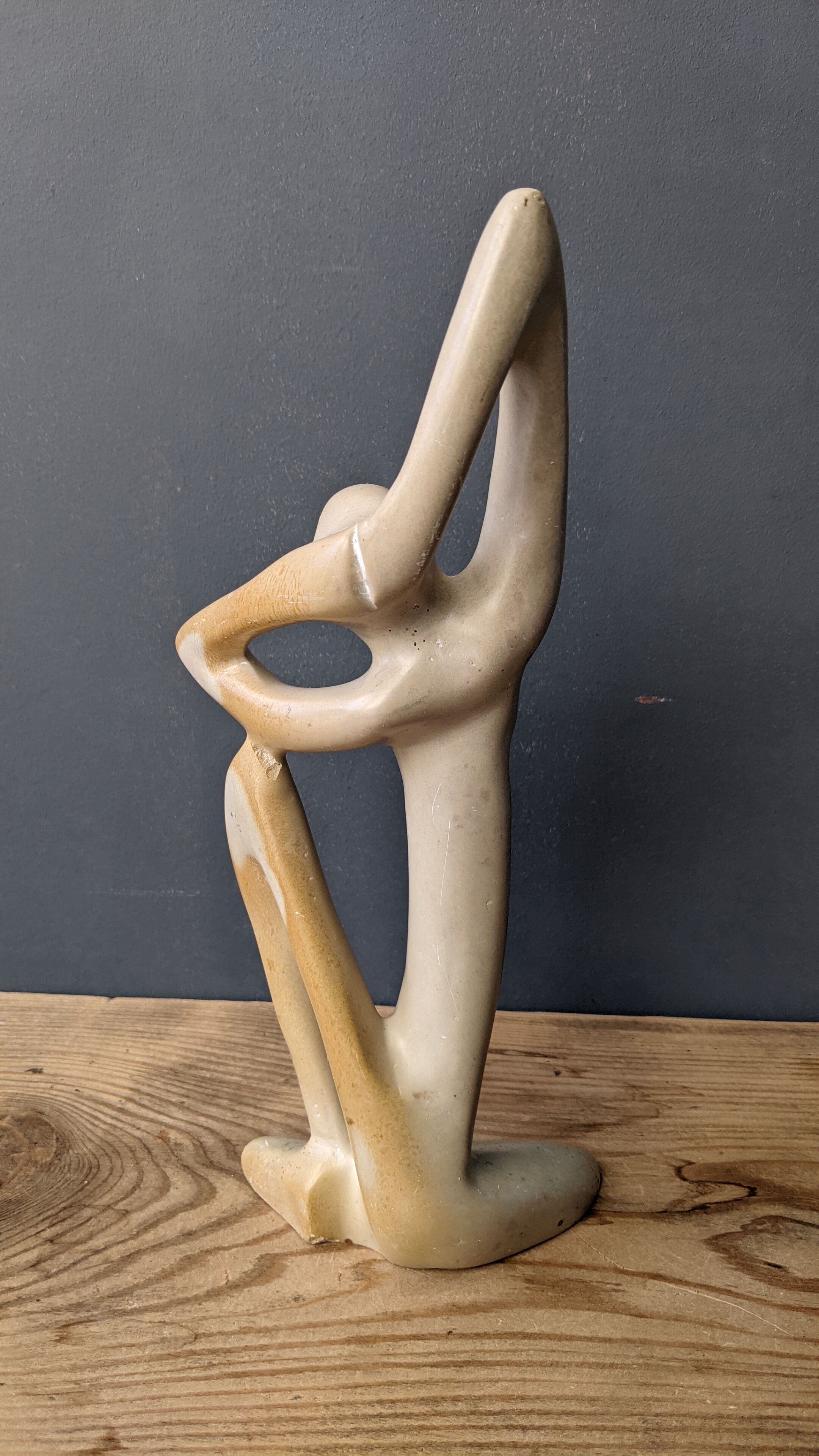 Statue de femme en grès