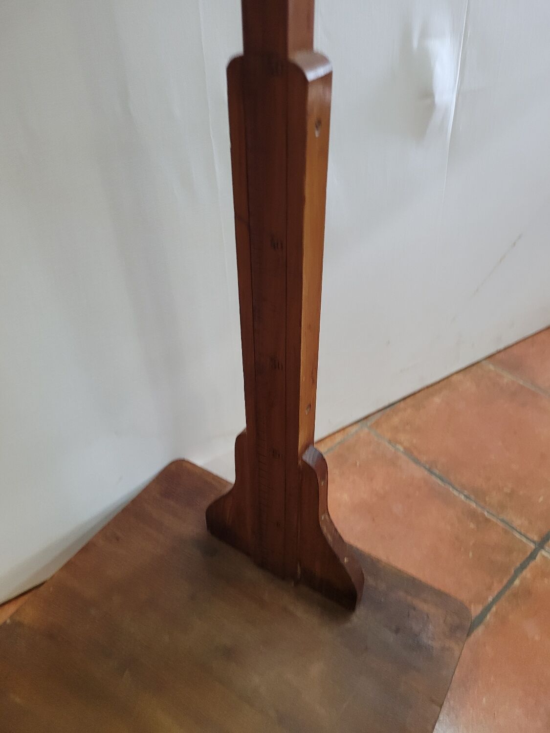 Toise de mesure ancienne en bois sur socle