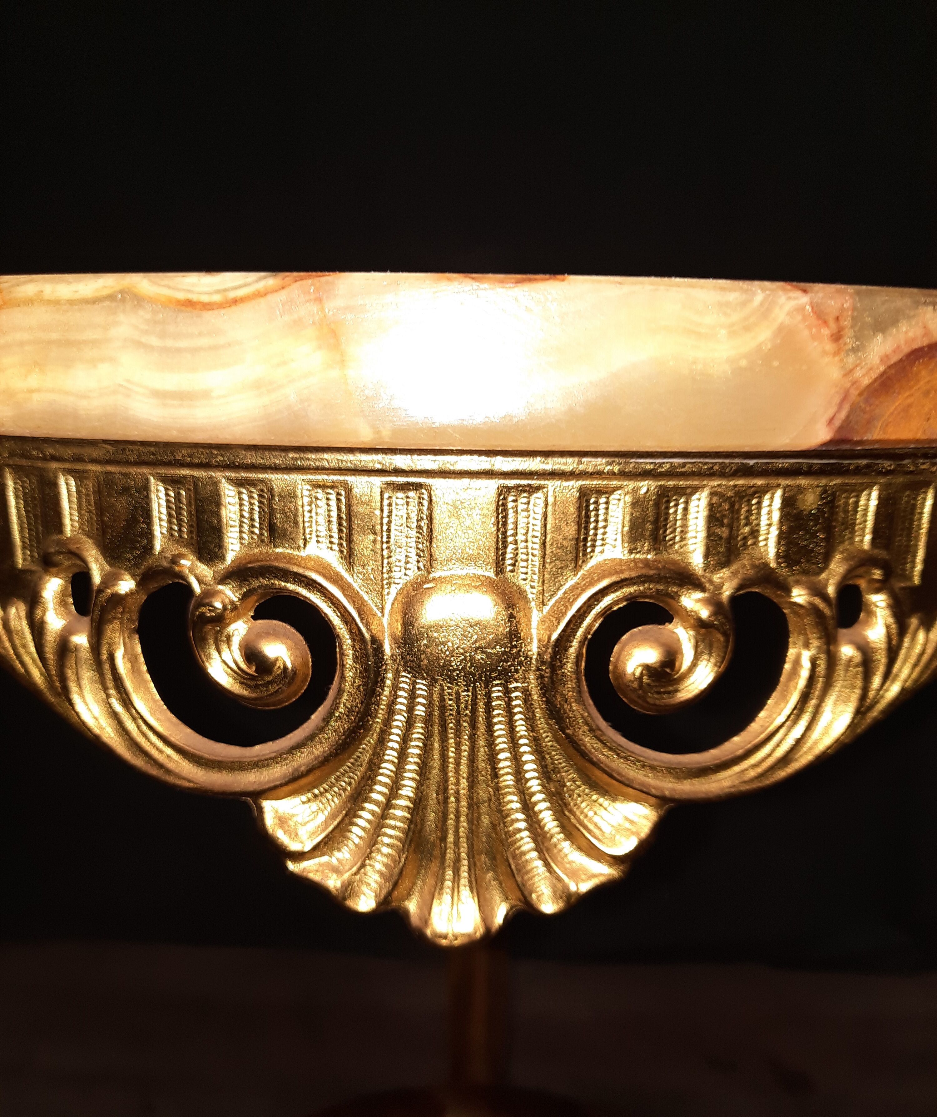 Selette metal and onyx