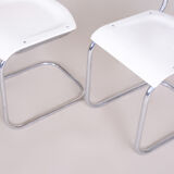 Paire de chaises mucke melder blanches et tabouret fabriqué en tchéquie des années 1930
