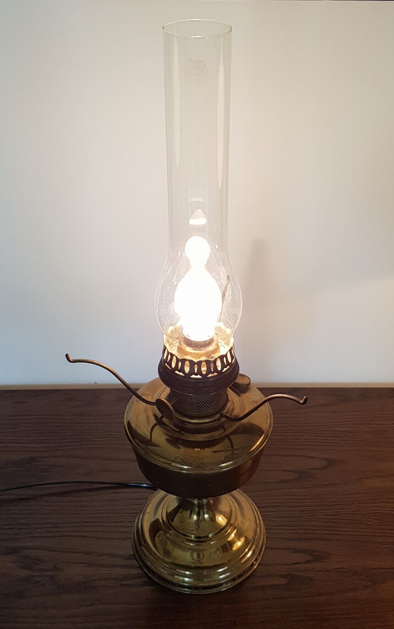 Pair of Aladdin Model 11 table lamps in satin brass, UK, 1922