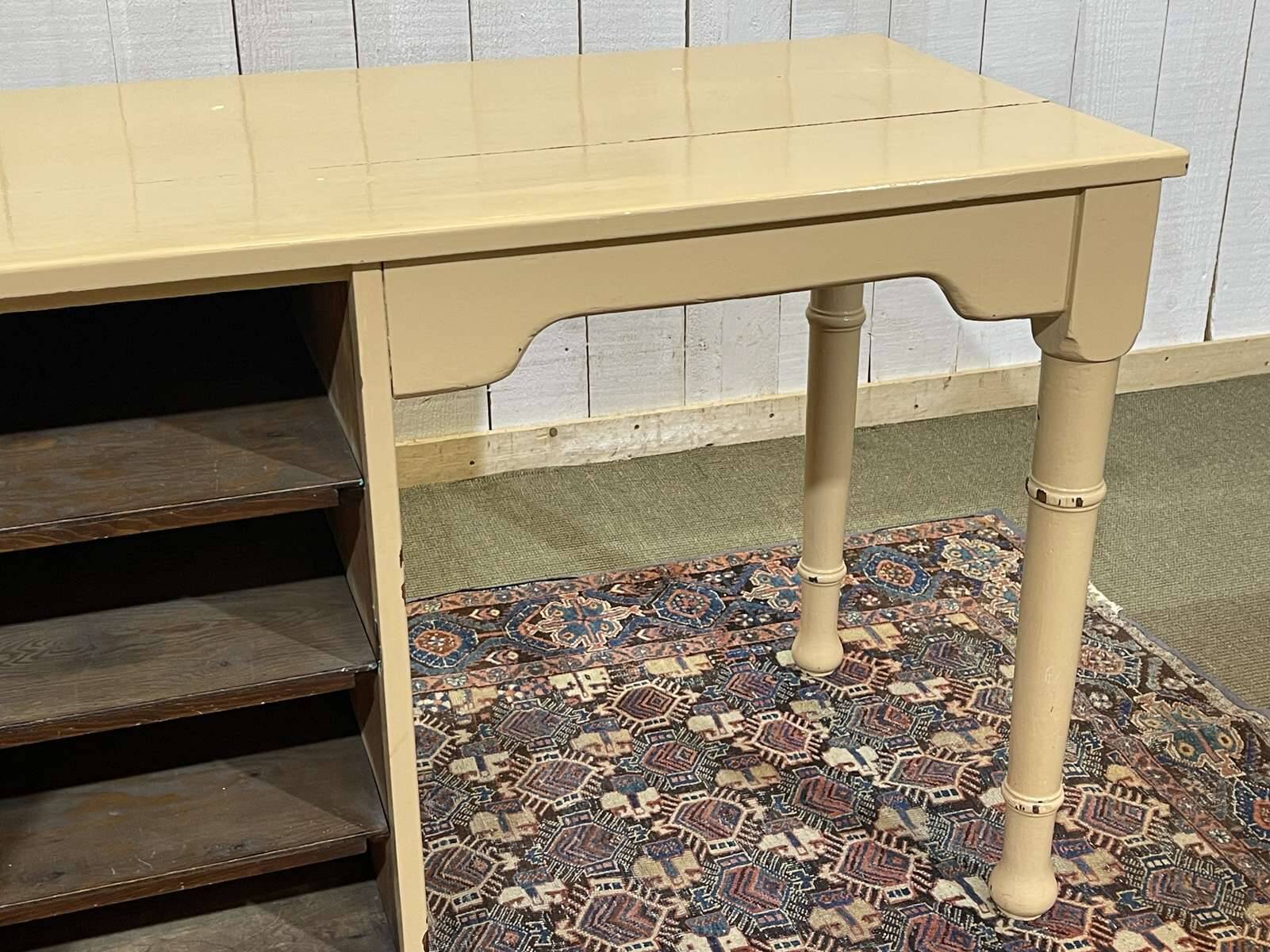 Bureau anglais en chêne et noyer du début XXème