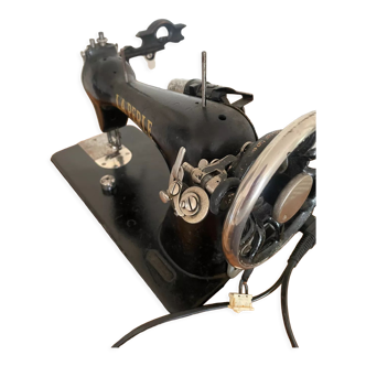 Old la perle sewing machine