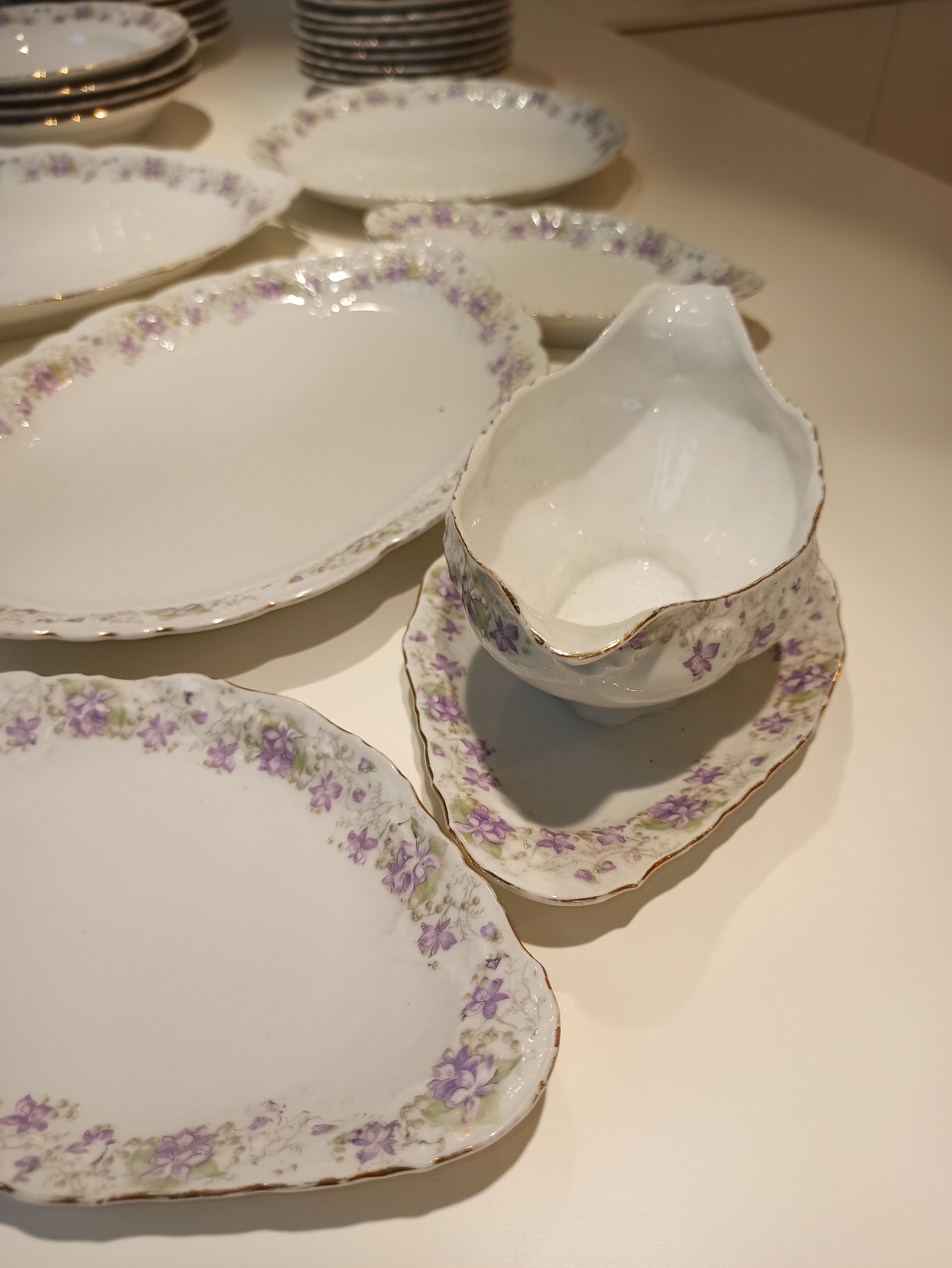Table service 31 pieces in porcelain. Floral polychrome pattern