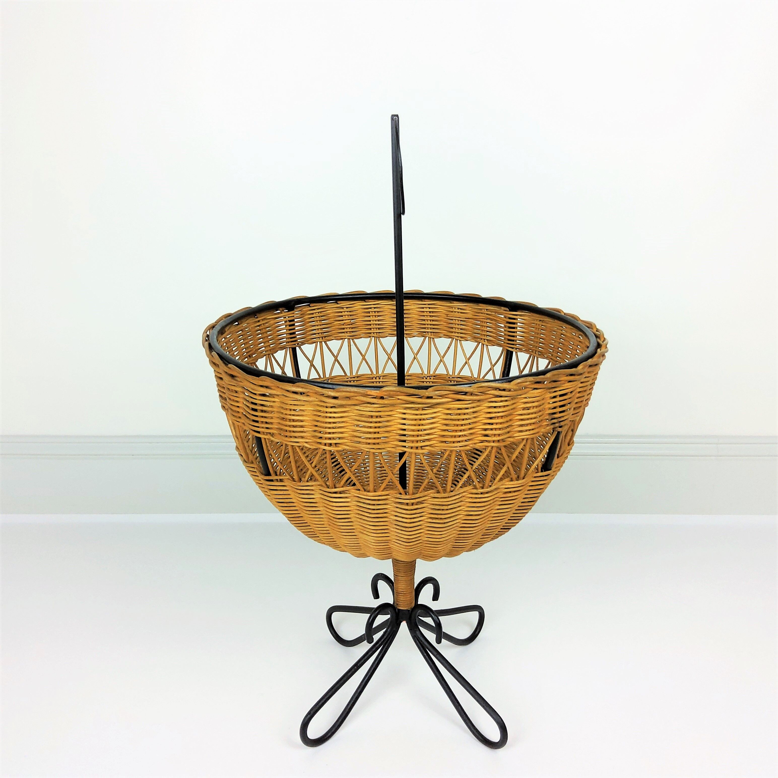 Rattan trash and black metal foot 1950