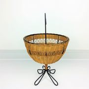 Corbeille rotin et pied métal noir 1950