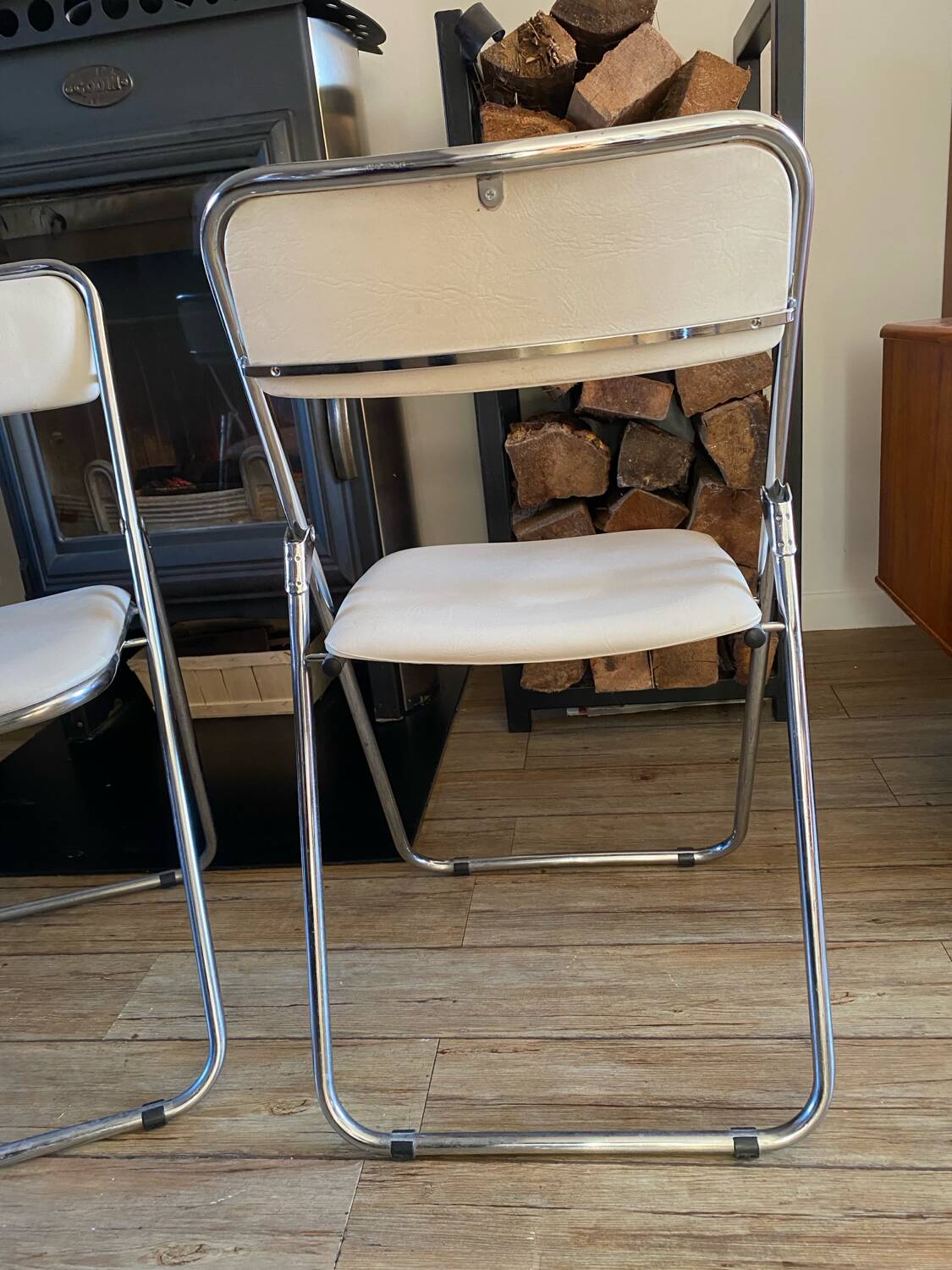 2 white folding chairs Civic