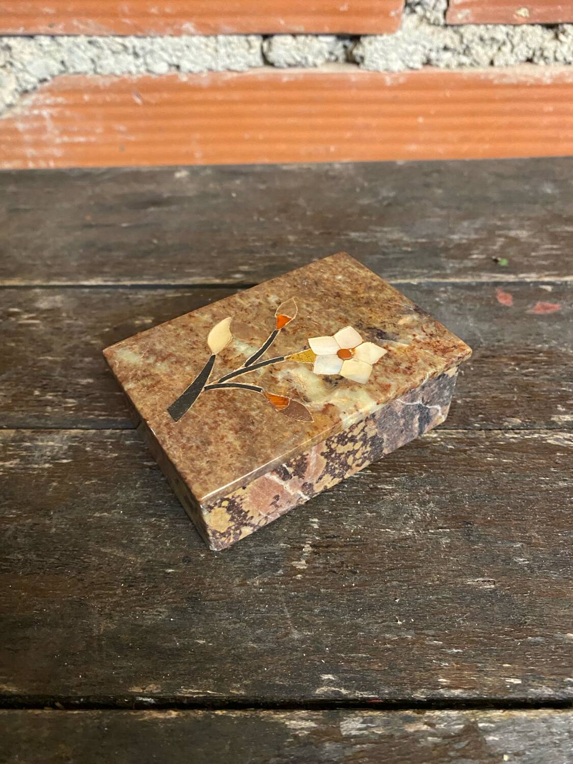 Boite ancienne en stéatite à décor de fleurs incrustées en nacre