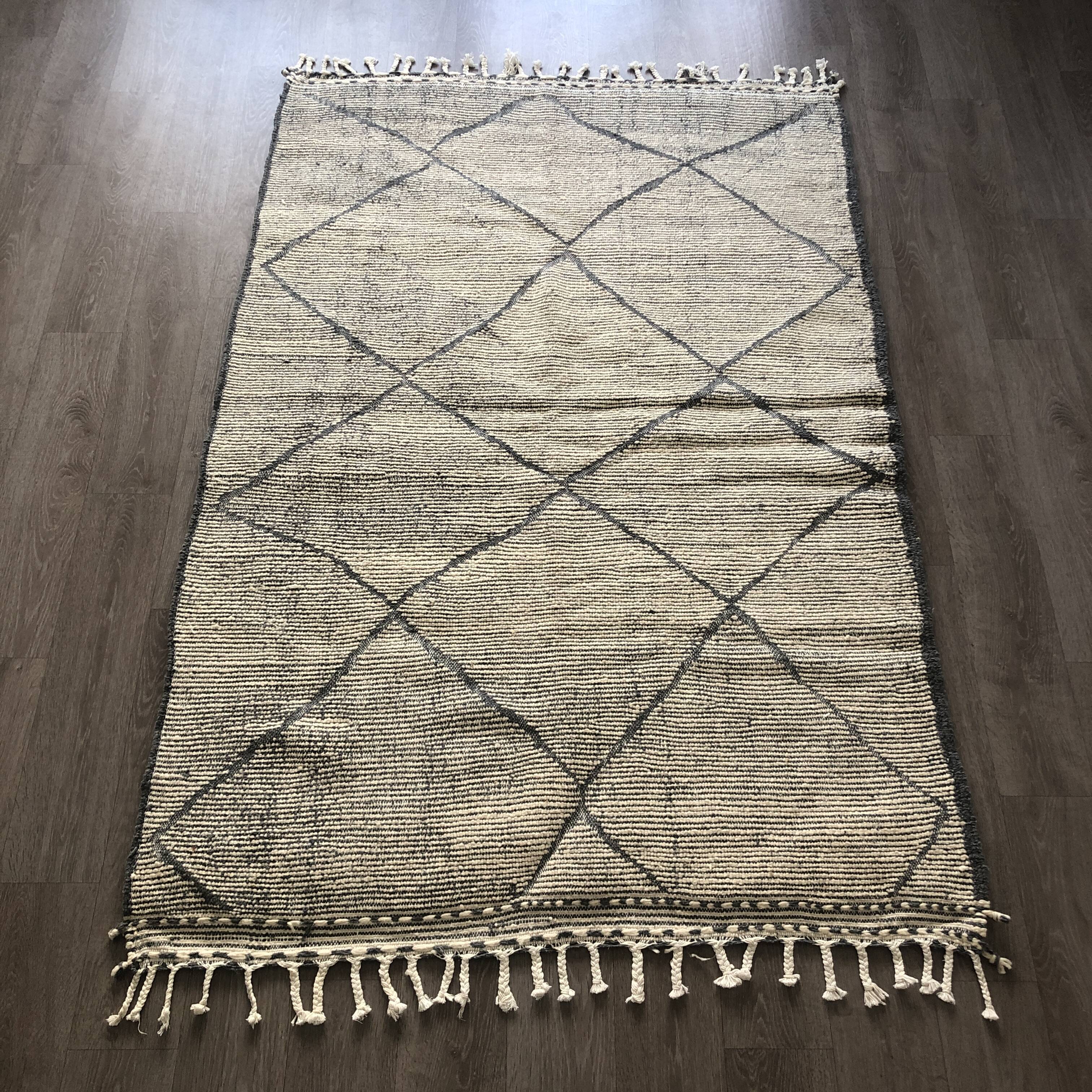 Beni Ouarain white and grey Berber carpet 140x205cm