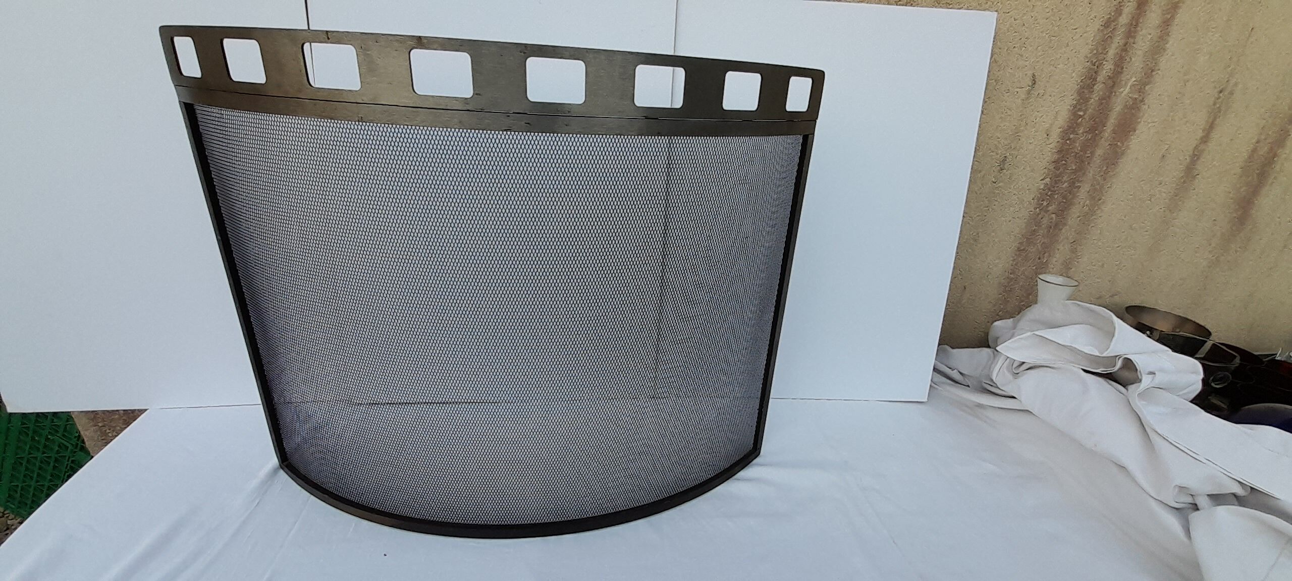 Rounded steel fire screen L 70 cm H 56 cm for fireplace or stove