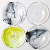 Ensemble d'assiettes en verre Kosta Boda Mine : Art scandinave par Ulrica Hydman Vallien