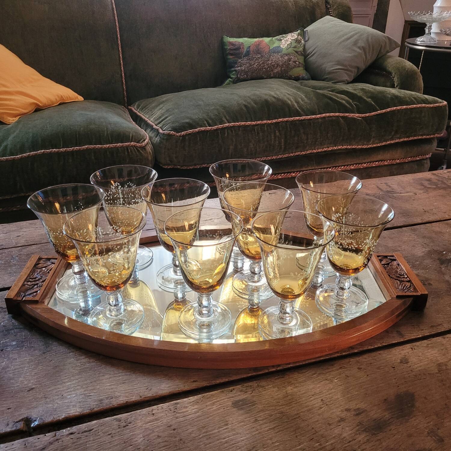 Lot de dix verres à pied ambrés gravés – années 1950