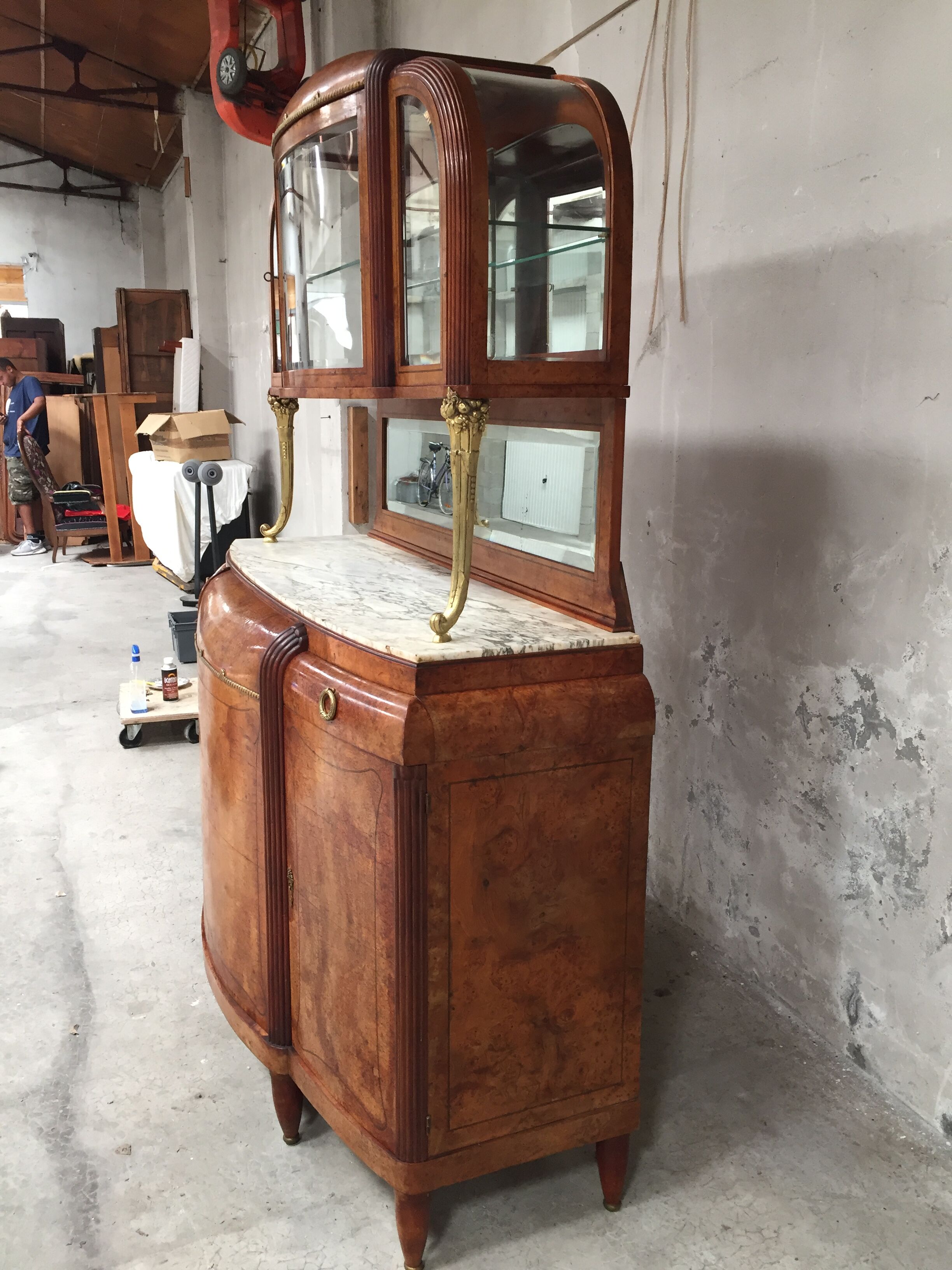 Meuble d'ébéniste art déco en loupe d'orme et bronze