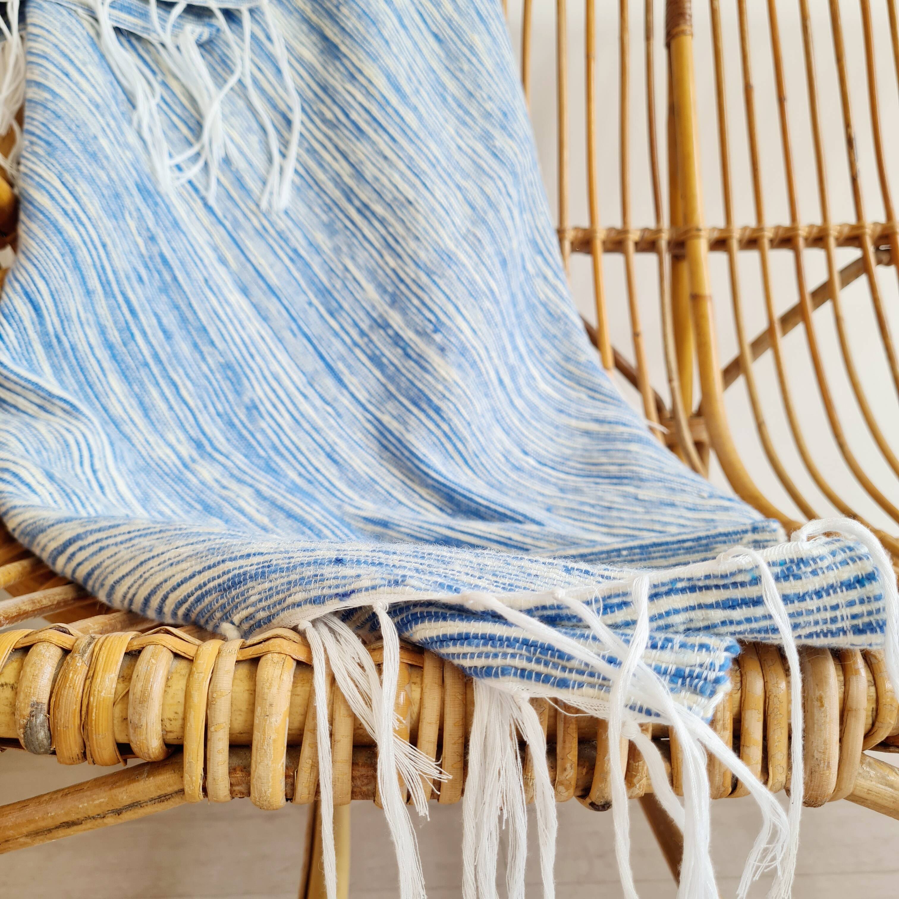 Plaid marocain artisanat rayures blanches et bleues