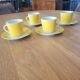 4 tasses et sous-tasses jaunes et blanches