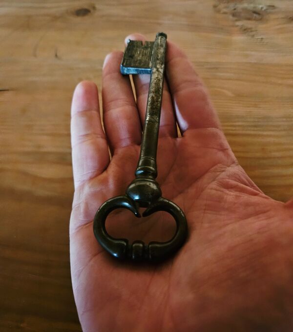 Armoire XVIIIe en noyer massif – clé d’origine – superbe patine