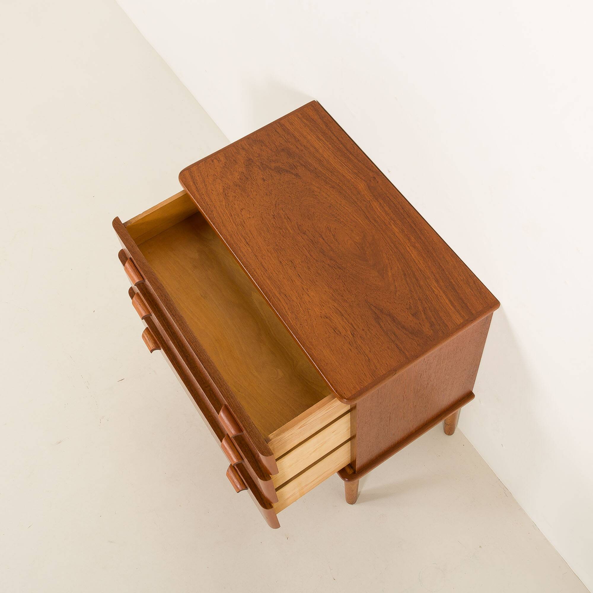 Petite commode danoise ou coffre d'entrée, années 1960