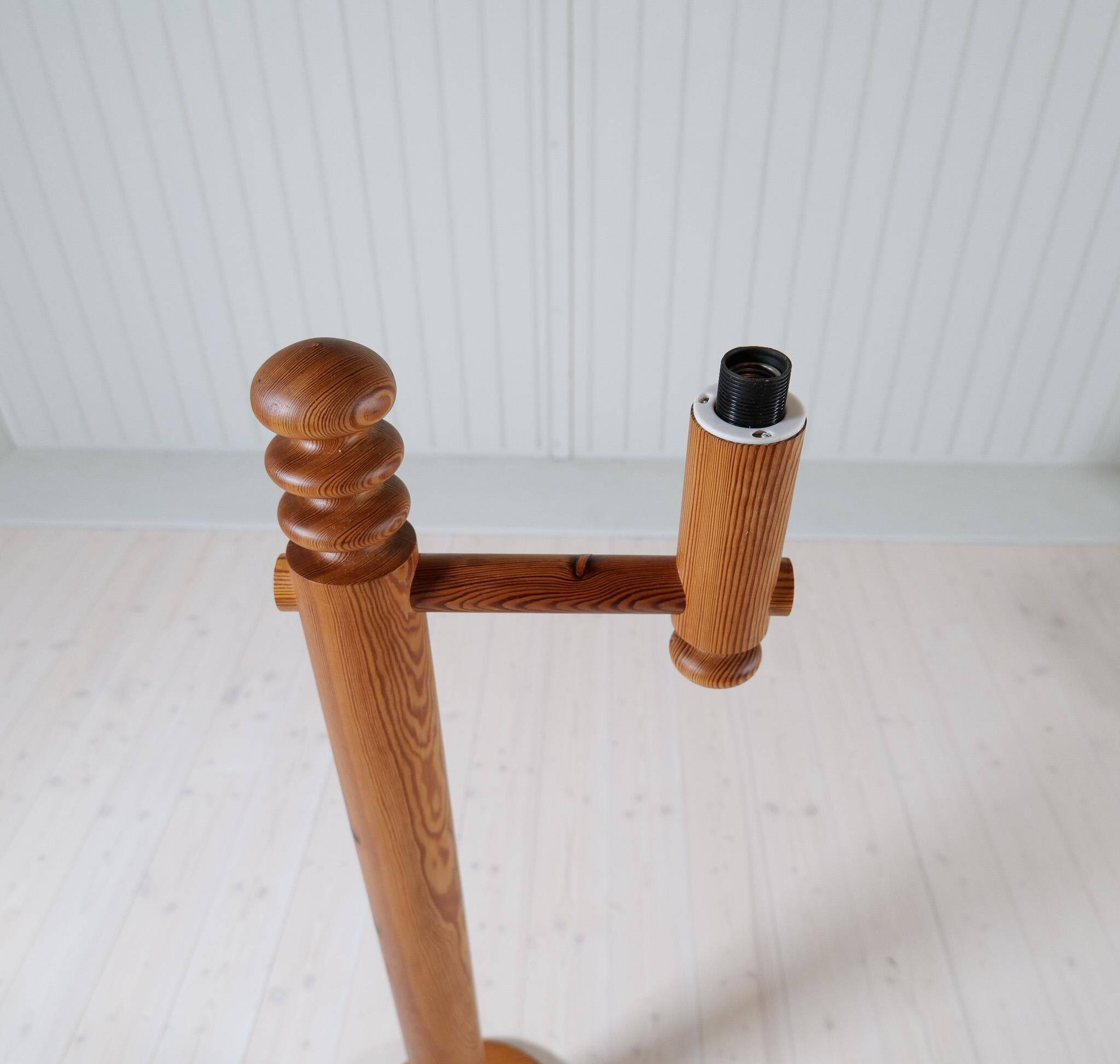 Modern sculptural Scandinavian floor lamp in pine by Uno Kristiansson, Sweden 1970s