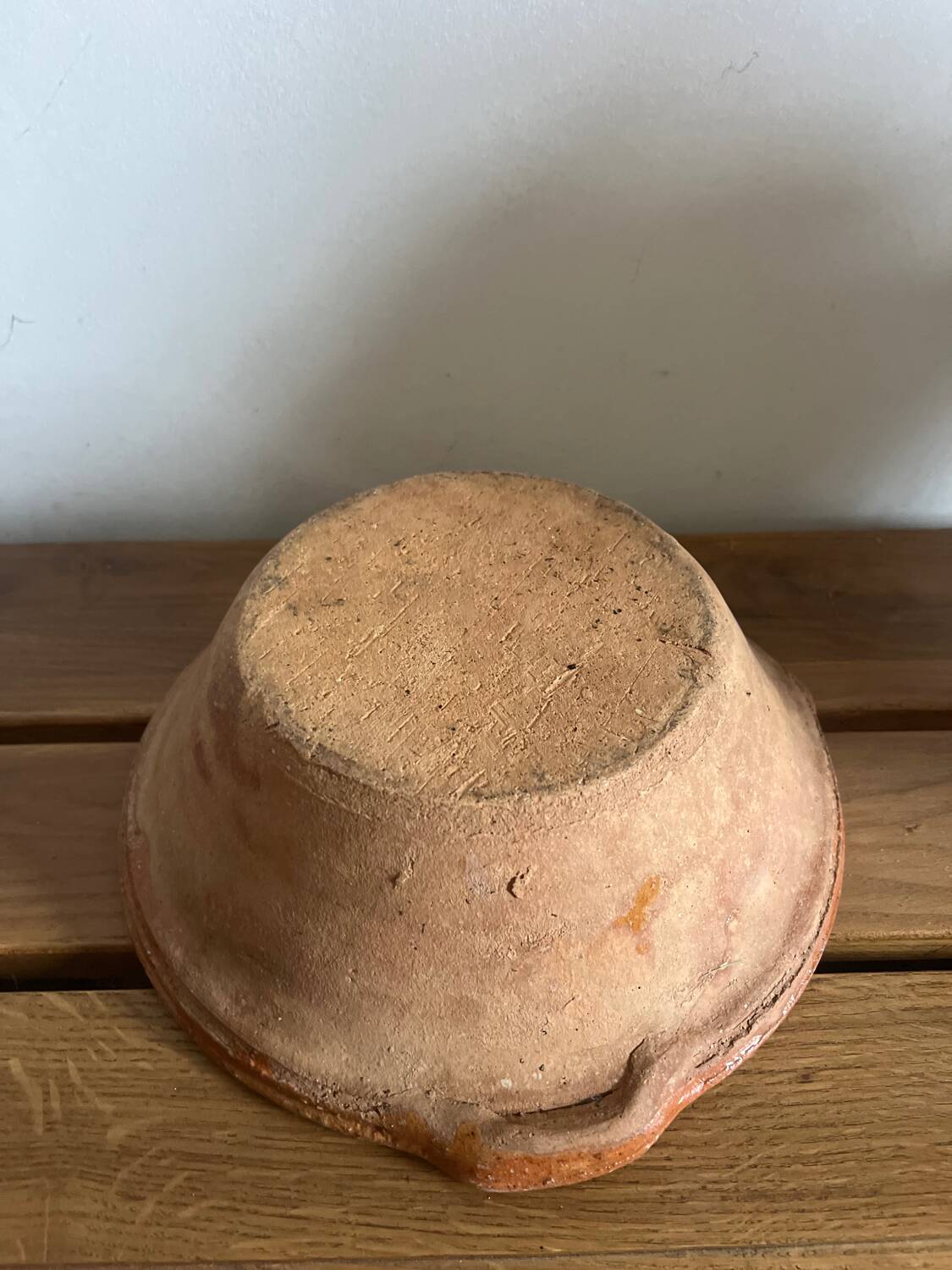 Bol en terre cuite provençale avec bec verseur