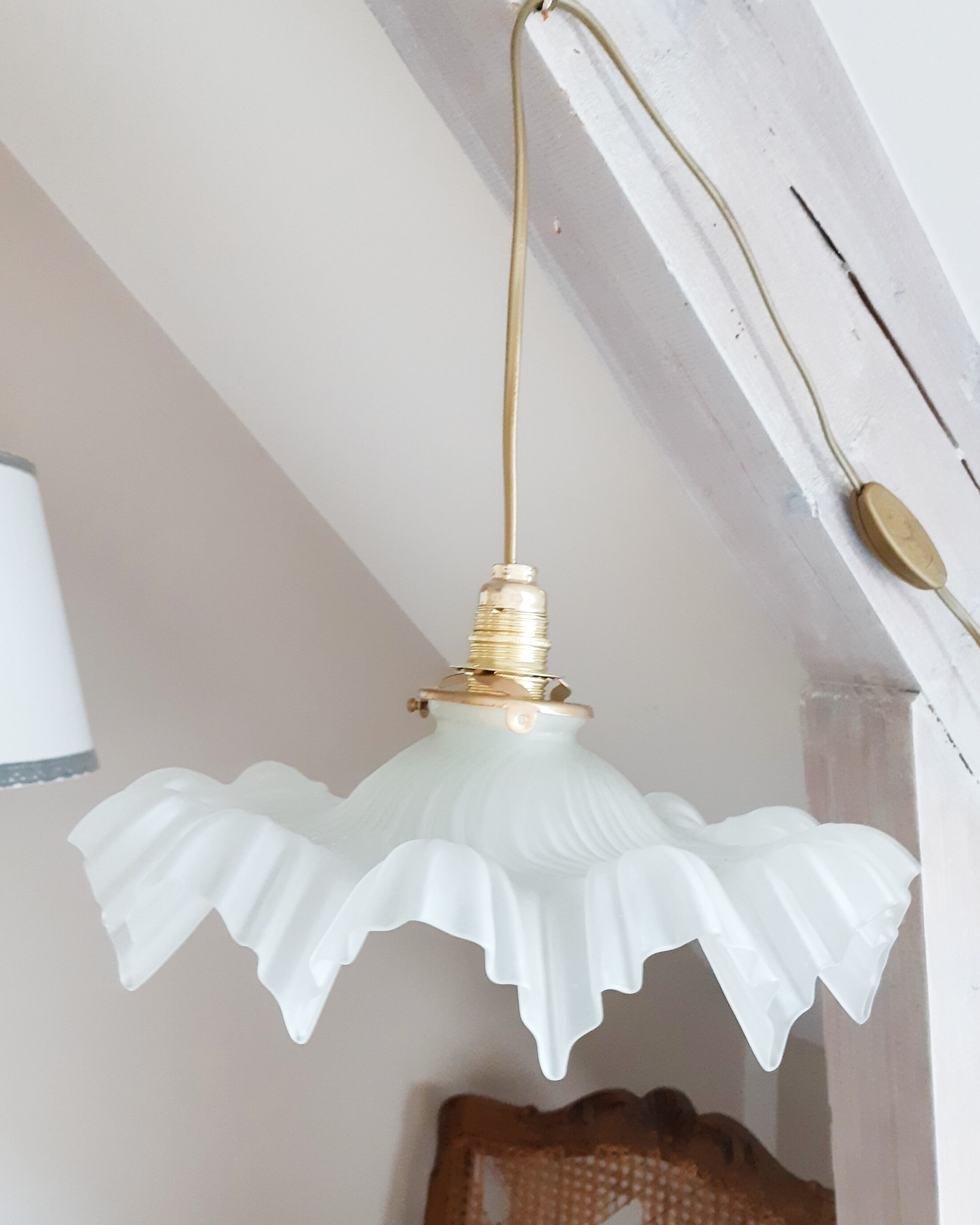 Suspension in frosted white opaline