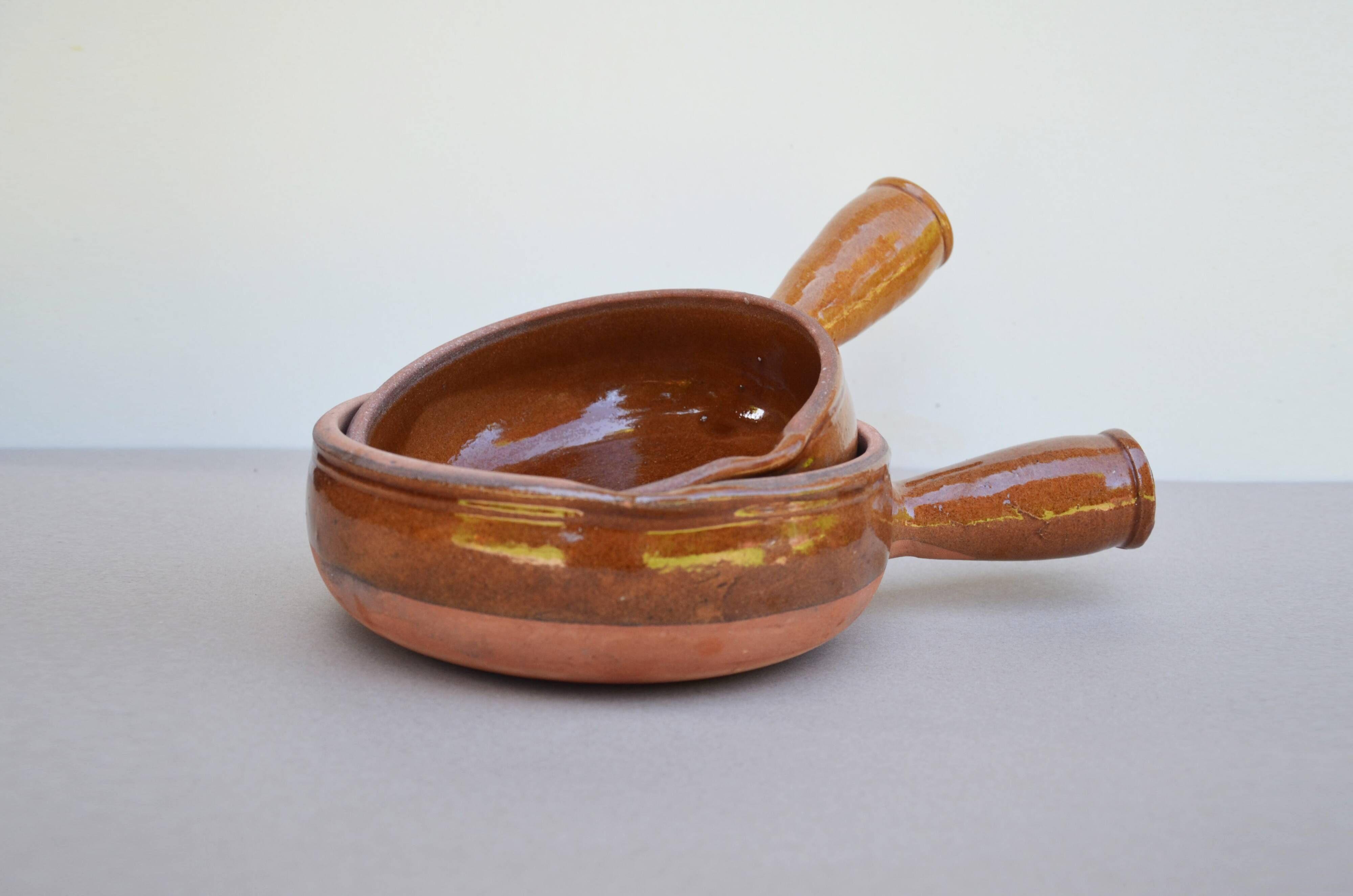 Flat glazed earthenware fondue pot