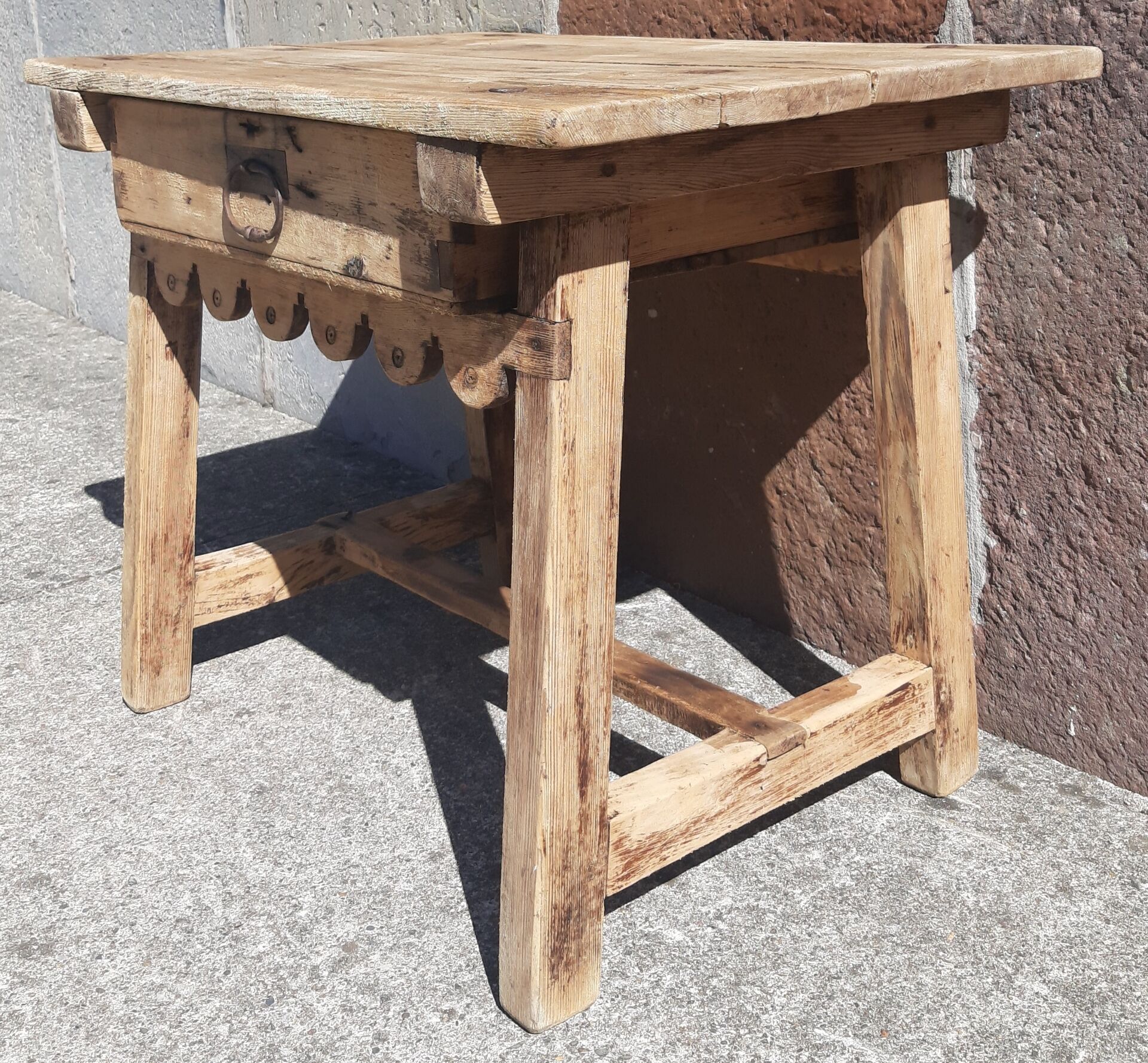 Table basse ou d' appoint. (18ème siècle)