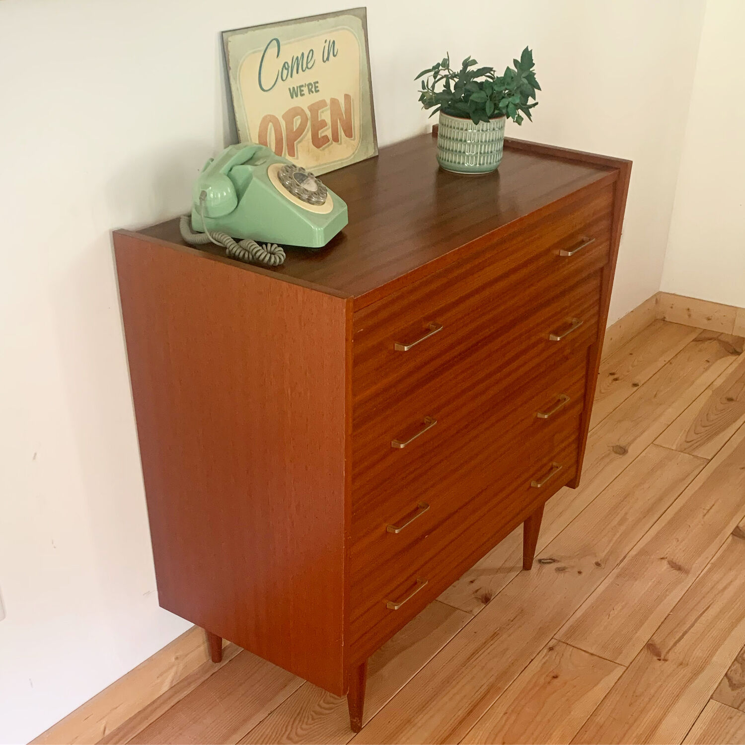 Commode années 50 pieds fuseaux